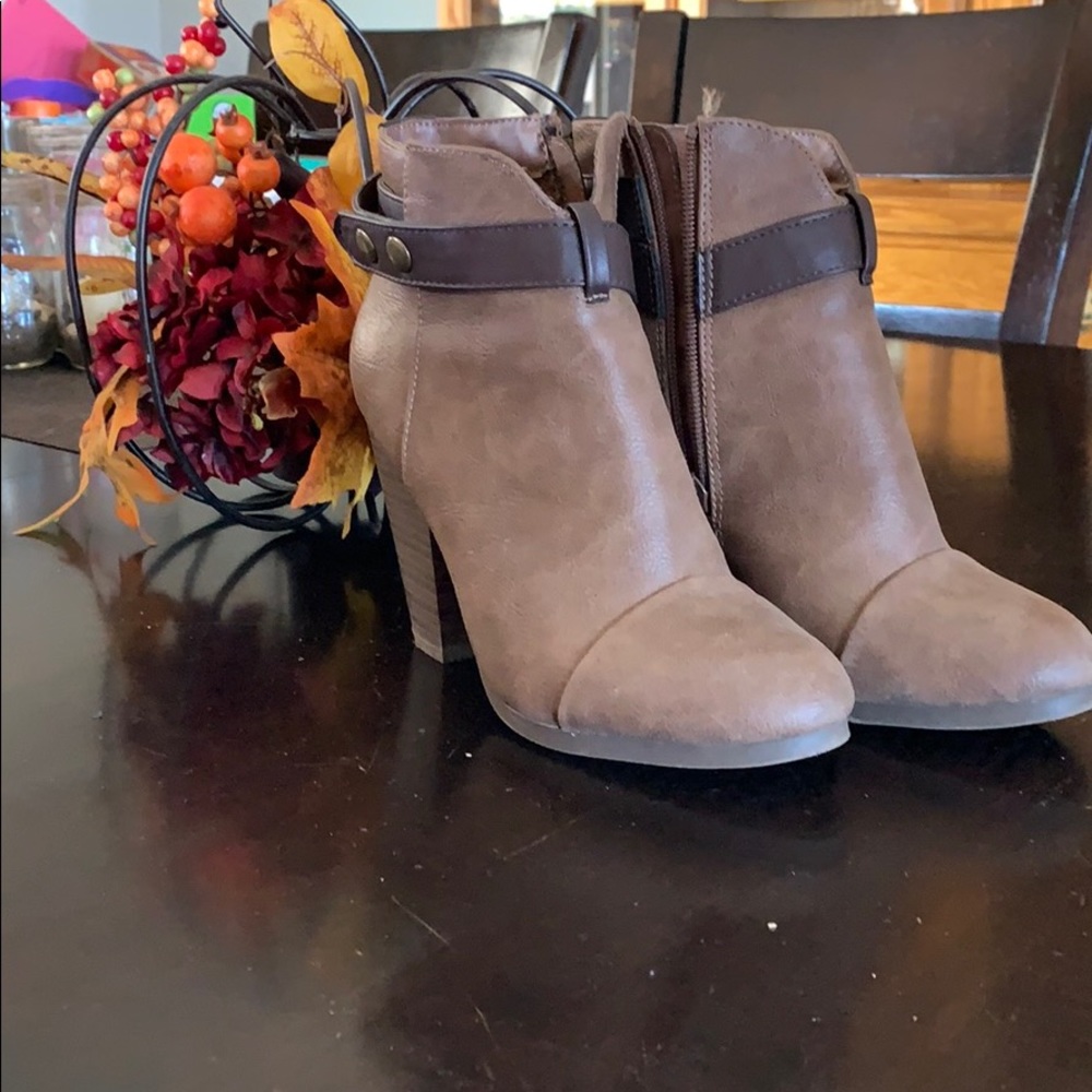 Breckelle’s Ankle Boots